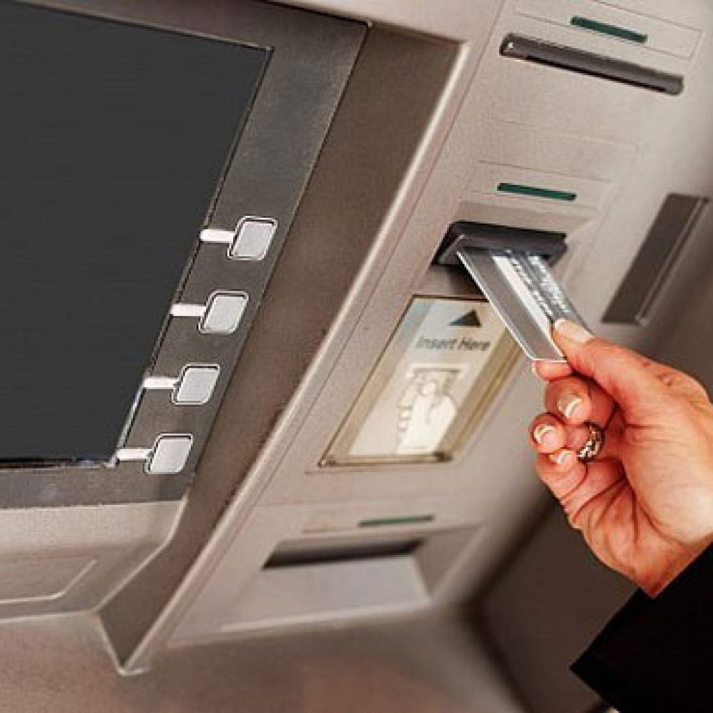 «المالية» تنفي تصريحات منسوبة للوزير حول دفع  5 جنيهات عن كل 500 جنيه تُسحب من ماكينات الـ«ATM»