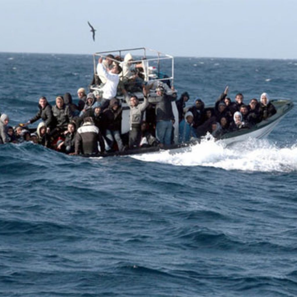 ناج مصري لرويترز:  15 مهاجرا لقوا حتفهم في قارب قبالة ليبيا