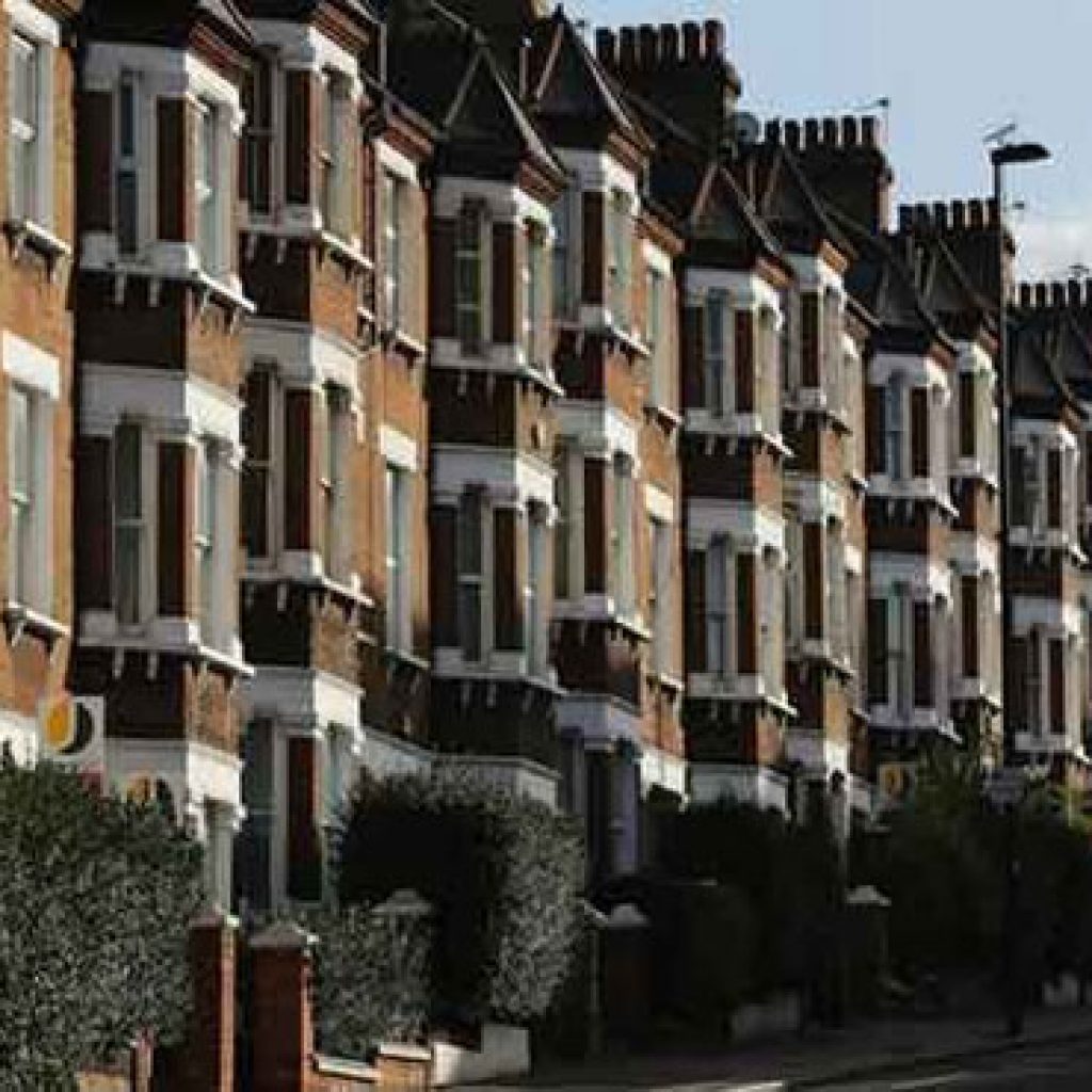أسعار المنازل في بريطانيا تنمو بأبطأ وتيرة منذ عام.