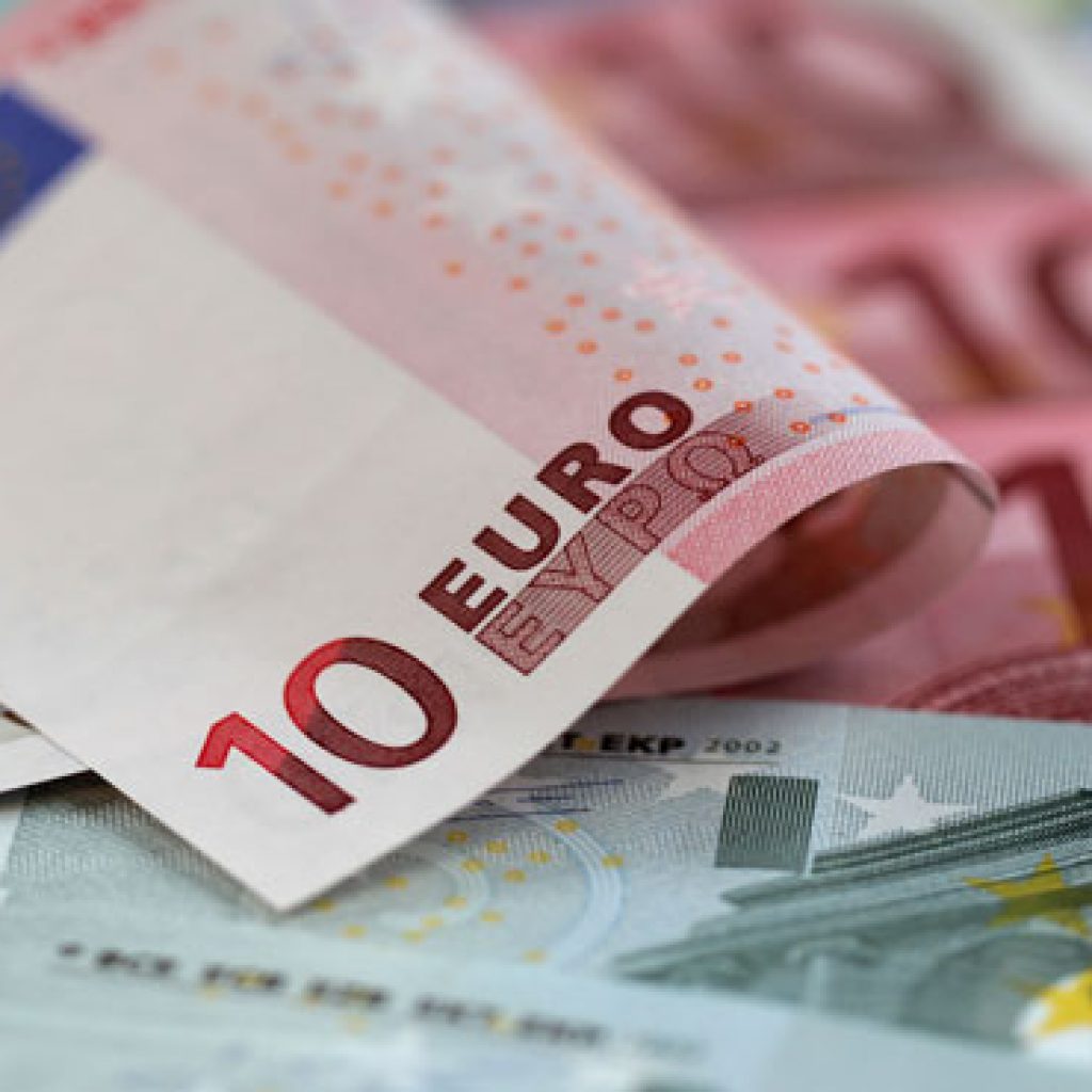 تراجع اليورو أمام الدولار والين في بورصة ميلانو