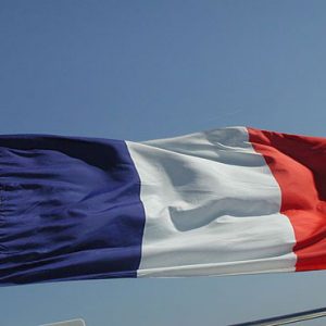 فرنسا تحظر الإعلانات المضيئة في الليل لتوفير الطاقة