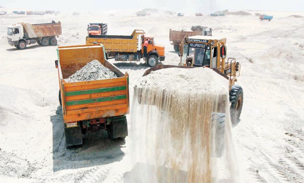 «3 كراكات» تقترب من قناة السويس الجديدة