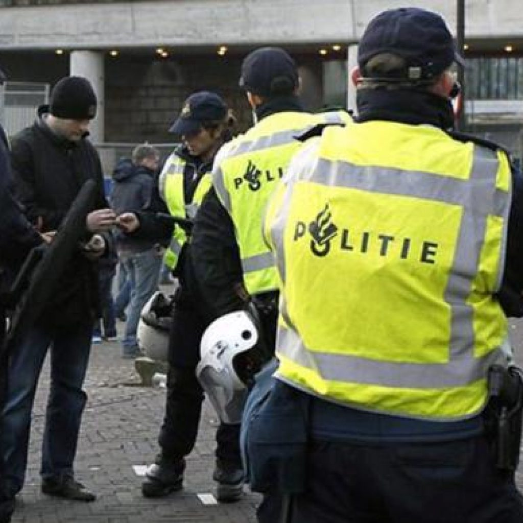 الشرطة الفرنسية تلقي القبض على فنان ساخر بتهمة التحريض على الإرهاب