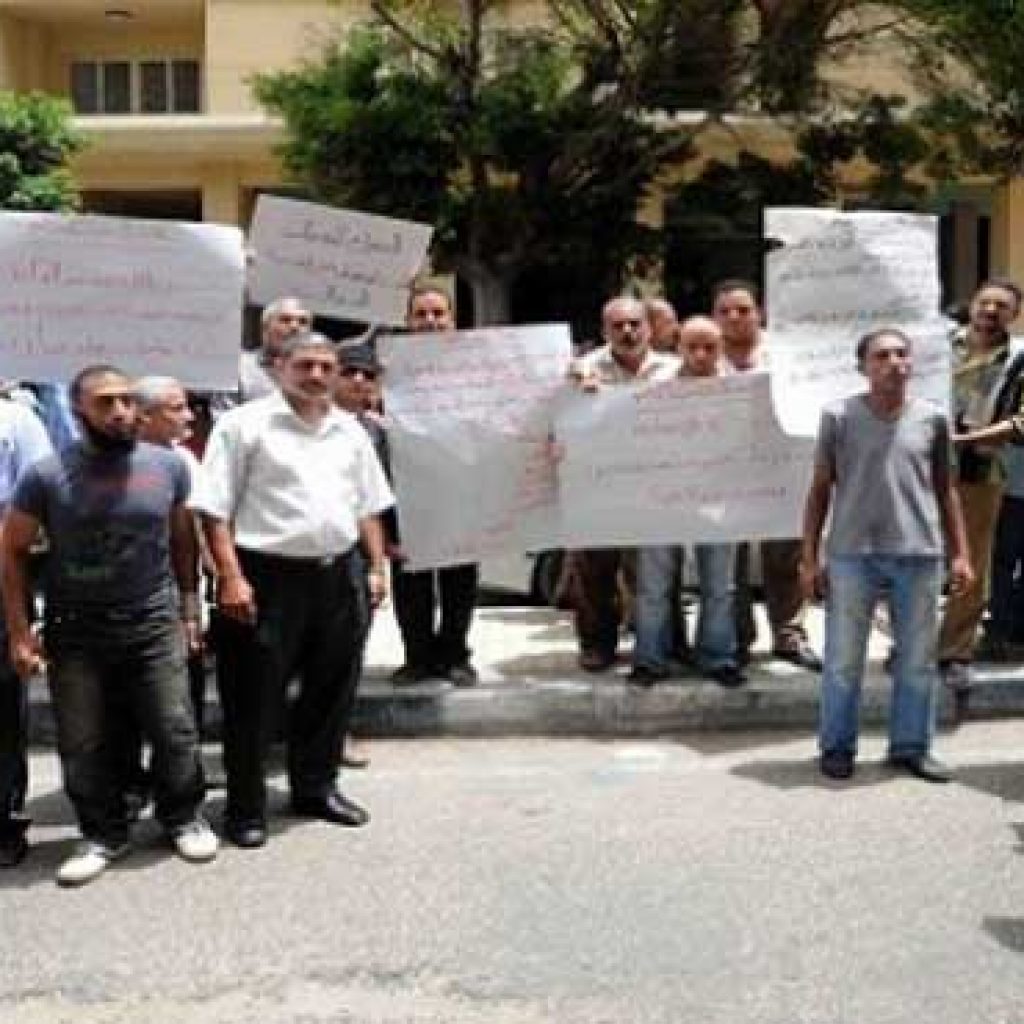 موظفون غاضبون يقتحمون مقر الحكومة في غزة