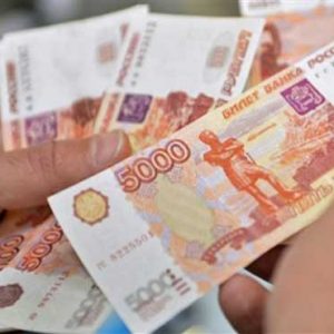 رغم الحرب.. الروبل الروسي أفضل العملات أداء في العالم