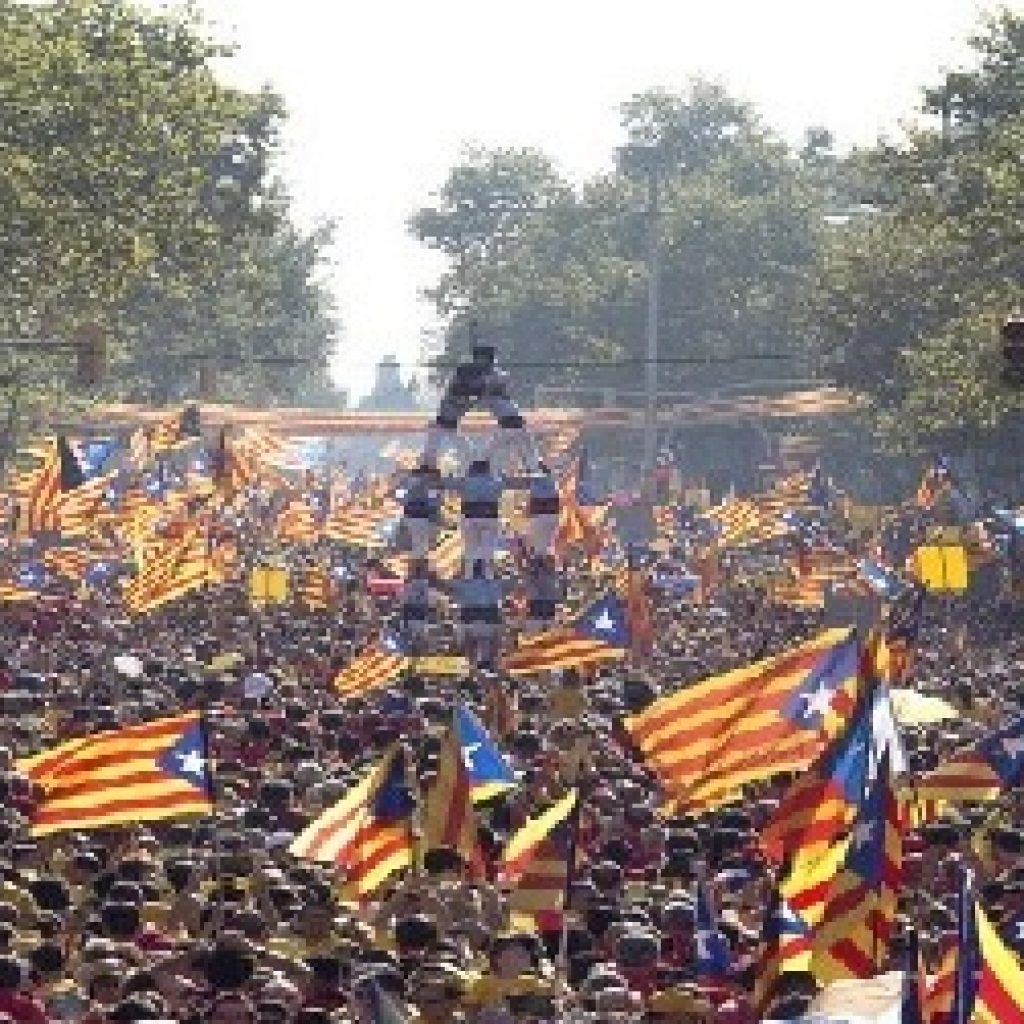 الآلاف يتظاهرون في برشلونة ضد استقلال كتالونيا