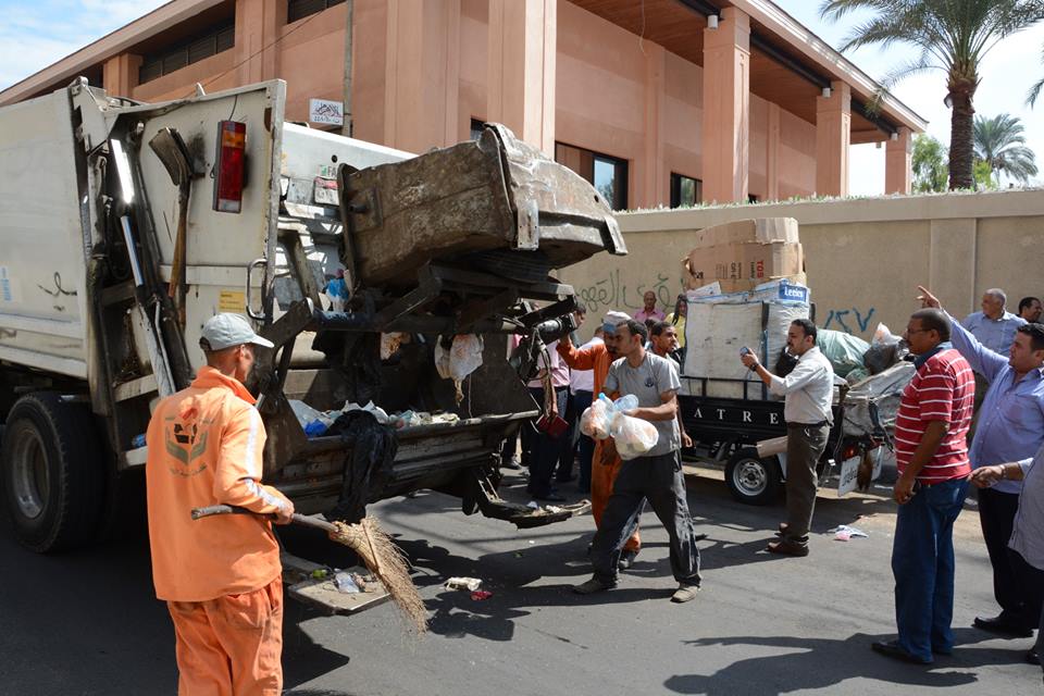 رئيس حي حلوان: «صناديق القمامة بتتسرق وياريت الناس تحس إنها بتاعتهم»
