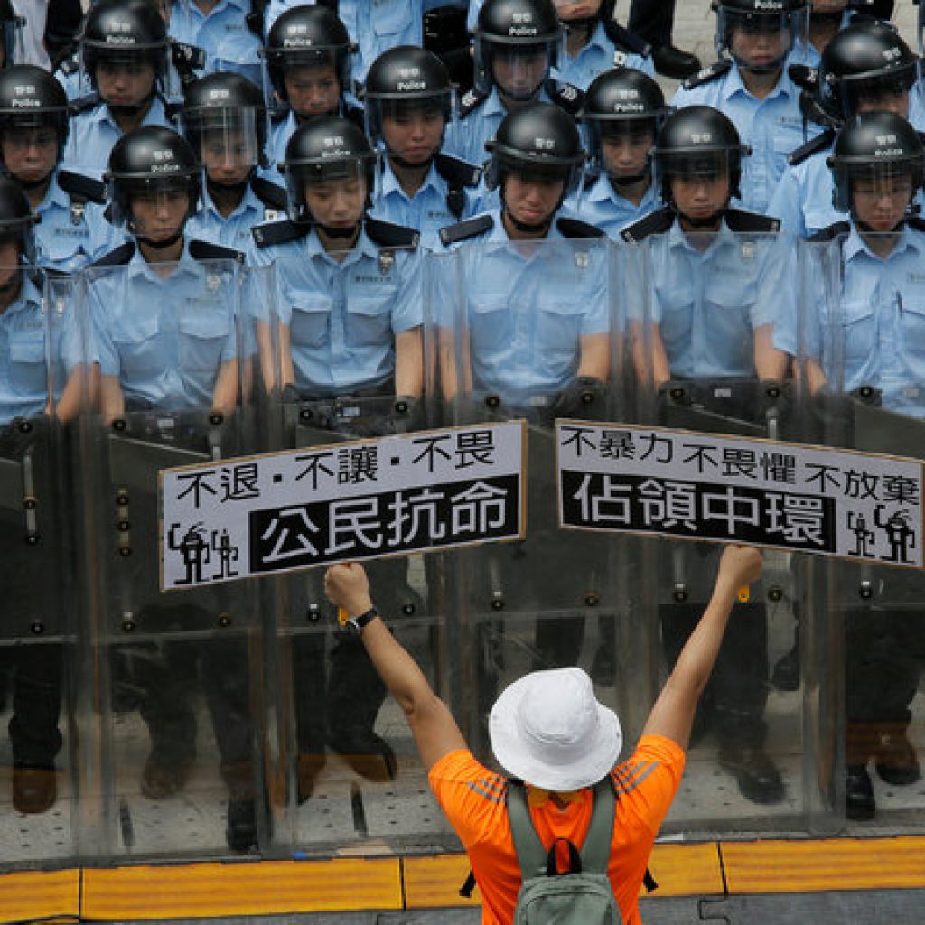 محتجون في هونج كونج يقتحمون البرلمان