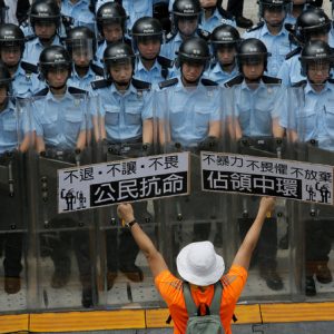 شينخوا: قانون منع ارتداء قناع الوجه في هونج كونج خطوة ضرورية للاستقرار