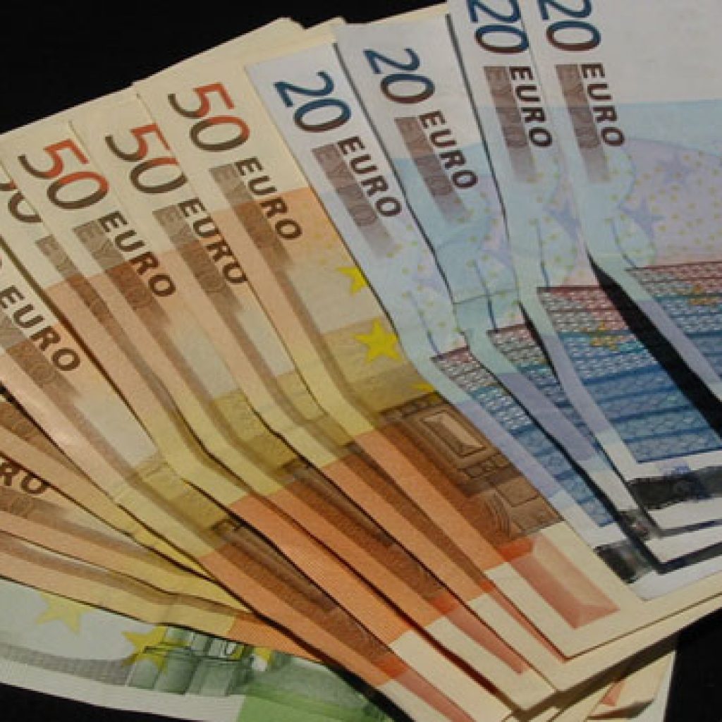 سعر صرف اليورو دون 1.15 دولار للمرة الأولى 2003