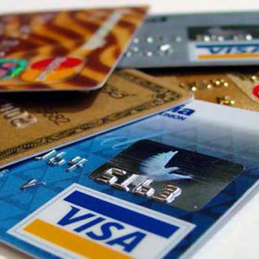 البنوك تشدد الرقابة على استخدام البطاقات عبر الإنترنت