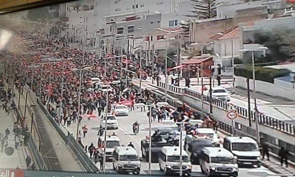 الآلاف يشاركون في مسيرة رافضة للإرهاب بتونس