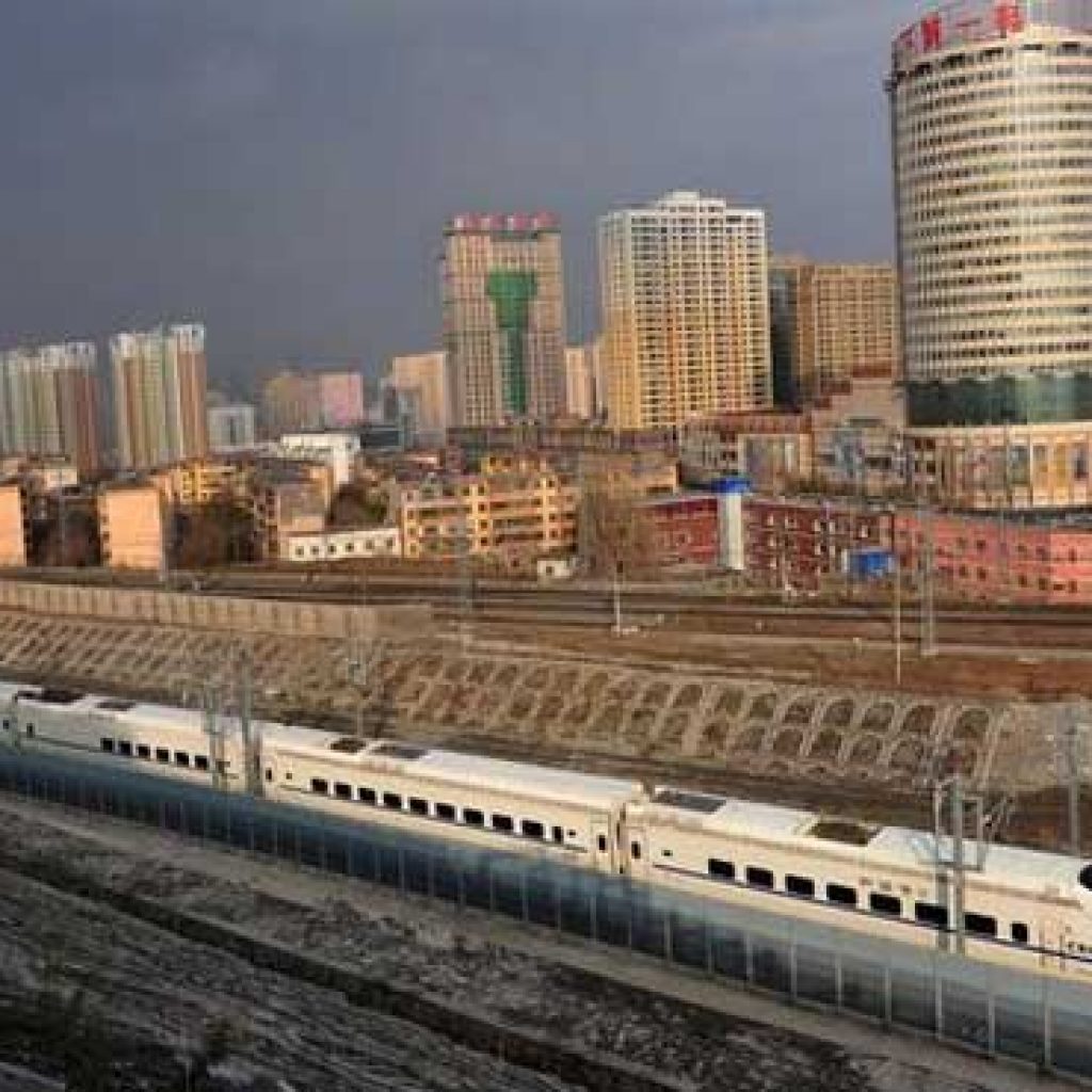 خط سريع للسكك الحديدية في شينغيانغ الصينية
