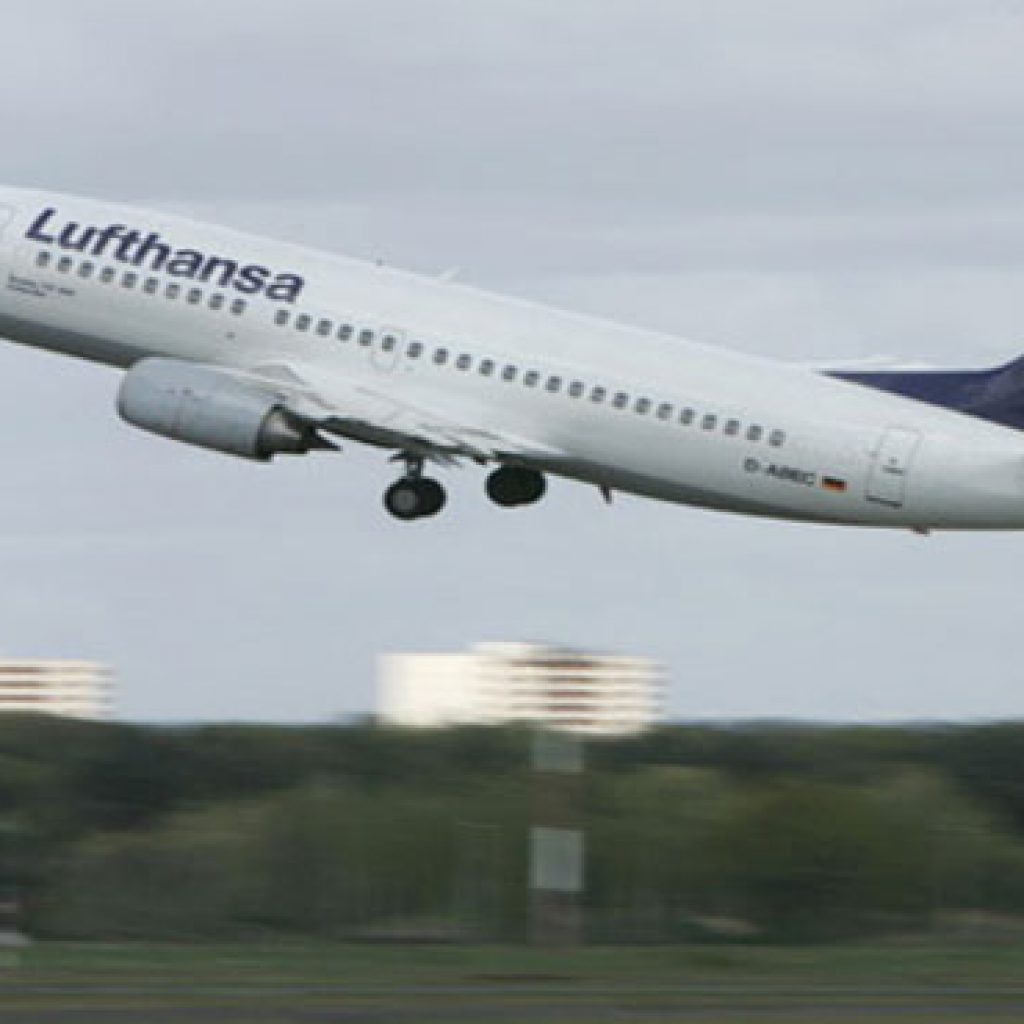 "لوفتهانزا" الألمانية للطيران تتوقع تحقيق أرباح لانخفاض أسعار الوقود