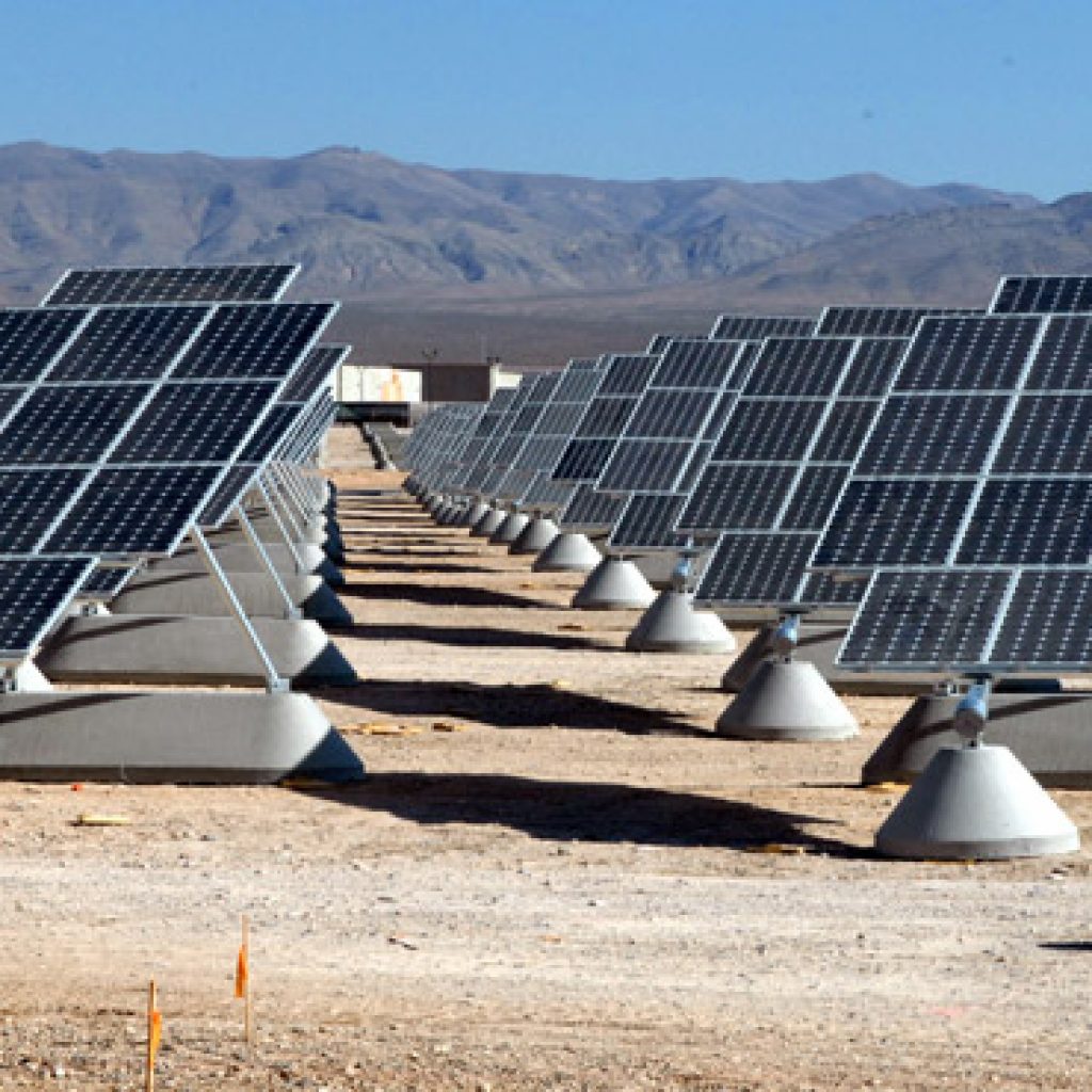 "حلول الطاقة" تفاوض المجتمعات العمرانية لتنفيذ محطة شمسية في المنيا الجديدة بالشراكة