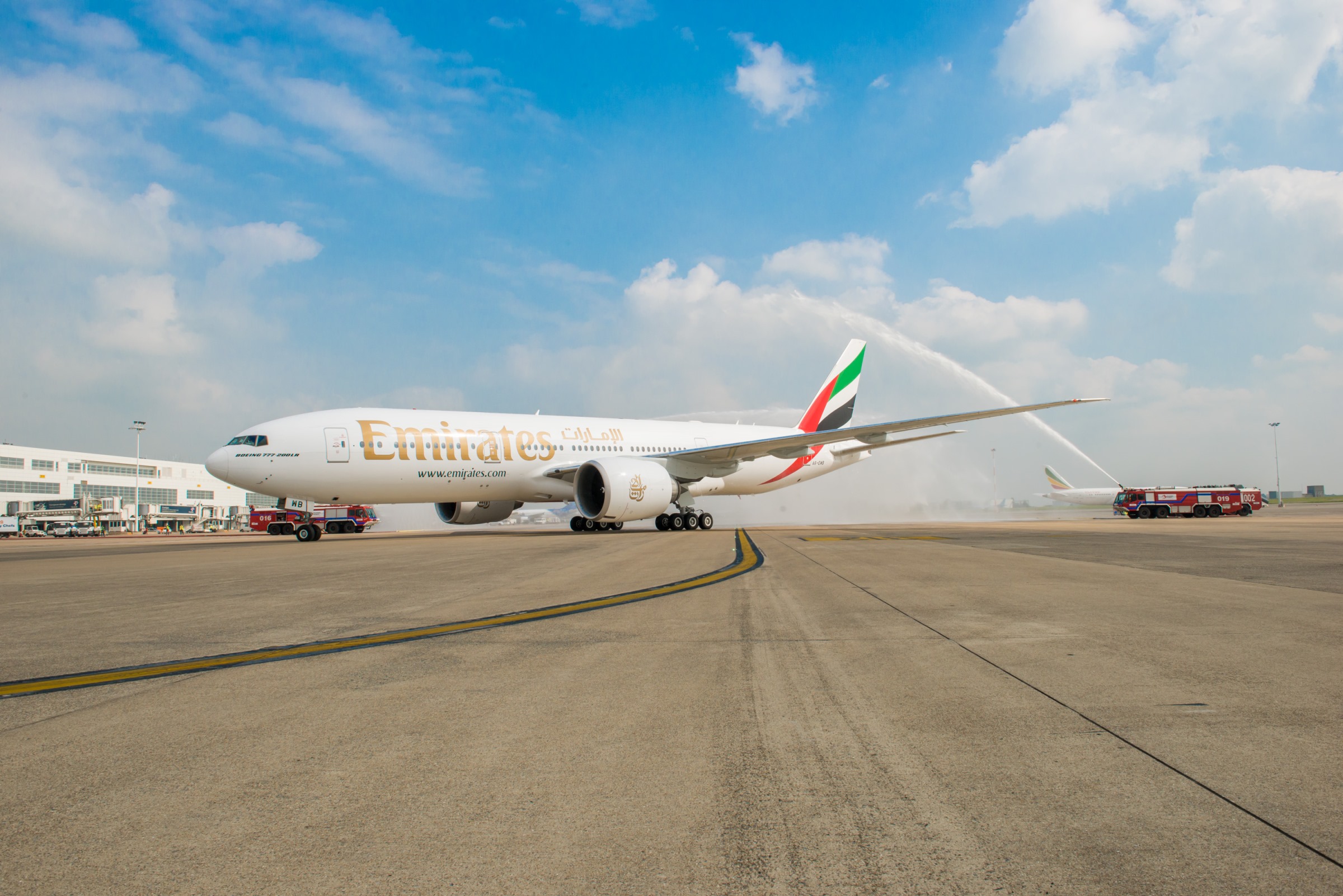 «طيران الإمارات» تطلب شراء حوالي 100 طائرة بوينج عريضة البدن