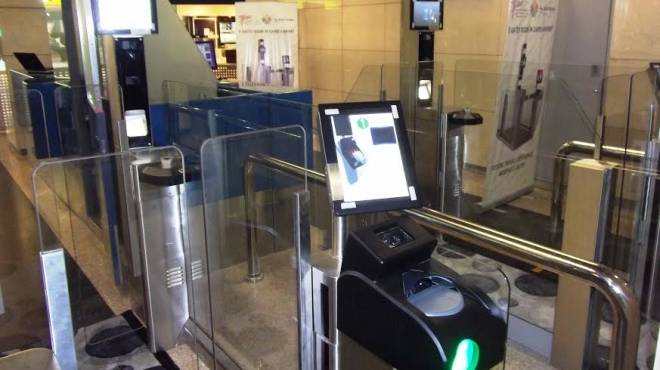 تعرف على شروط إصدار بطاقات خدمة البوابات الإلكترونية بمطار القاهرة