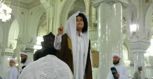 بالفيديو.. طفل يلقي "خطبة الوداع" بالمسجد الحرام