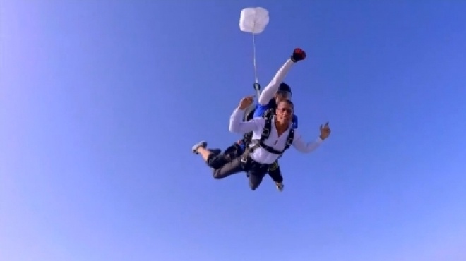 بالفيديو.. محمد رمضان يقفز من الطائرة في " رامز واكل الجو "