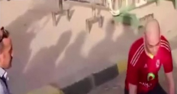 بالفيديو.. إجبار معتقل على السجود بعد عفو "السيسي"