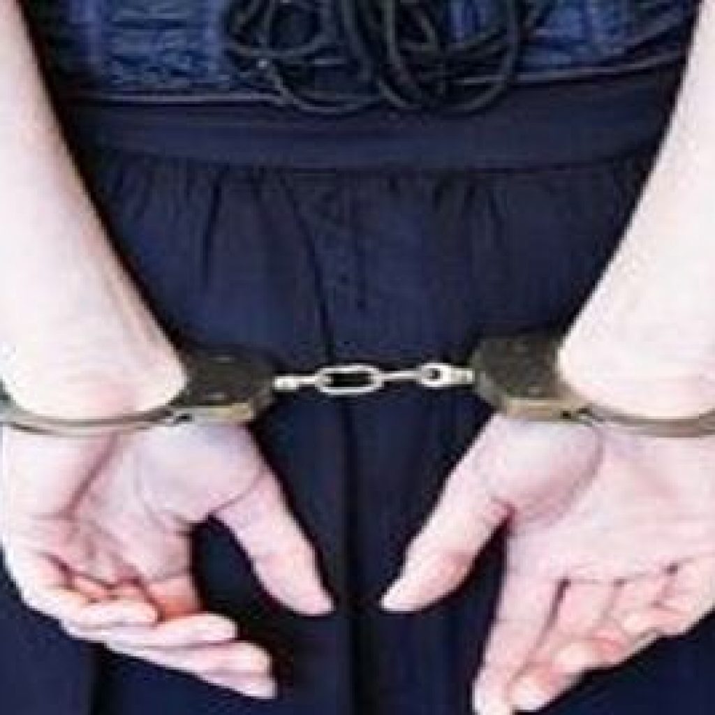 أحدث صيحات التهريب.. اعتقال امرأة زرعت كوكايين في ثدييها