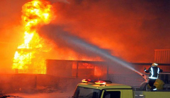 5 سيارات إطفاء للسيطرة على حريق مخزن قطع غيار بالشرقية