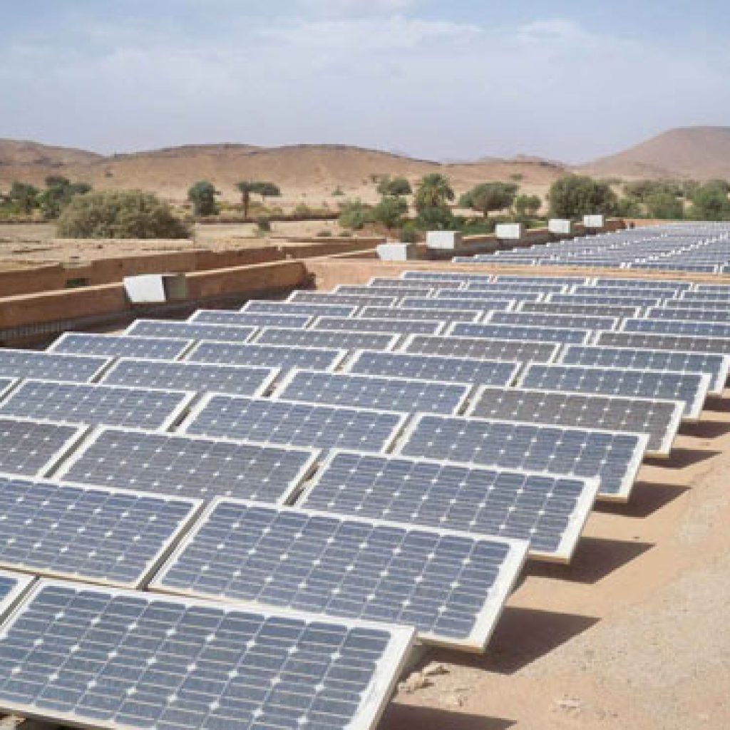 صور| محطة شمسية بفيتراك تبيع كهرباء بـ120 ألف جنيه سنويا