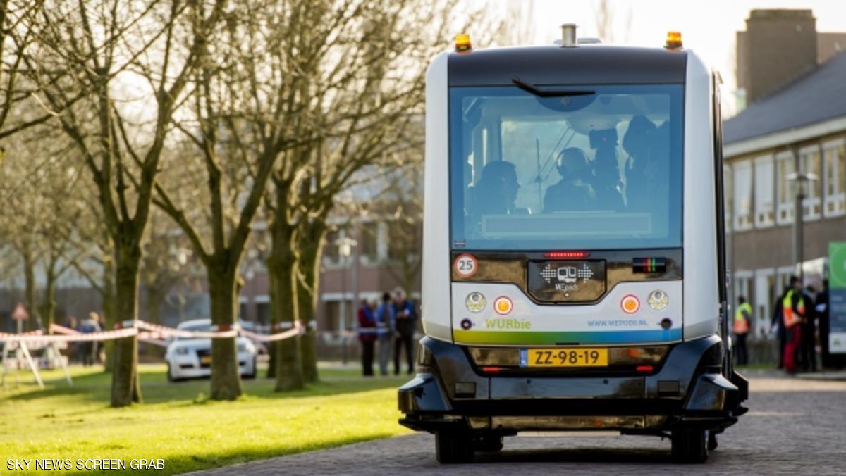 هولندا تختبر أول حافلة صغيرة بدون سائق