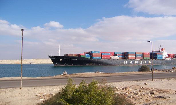 قناة السويس تشهد عبور 44 سفينة بحمولة 2,6 مليون طن