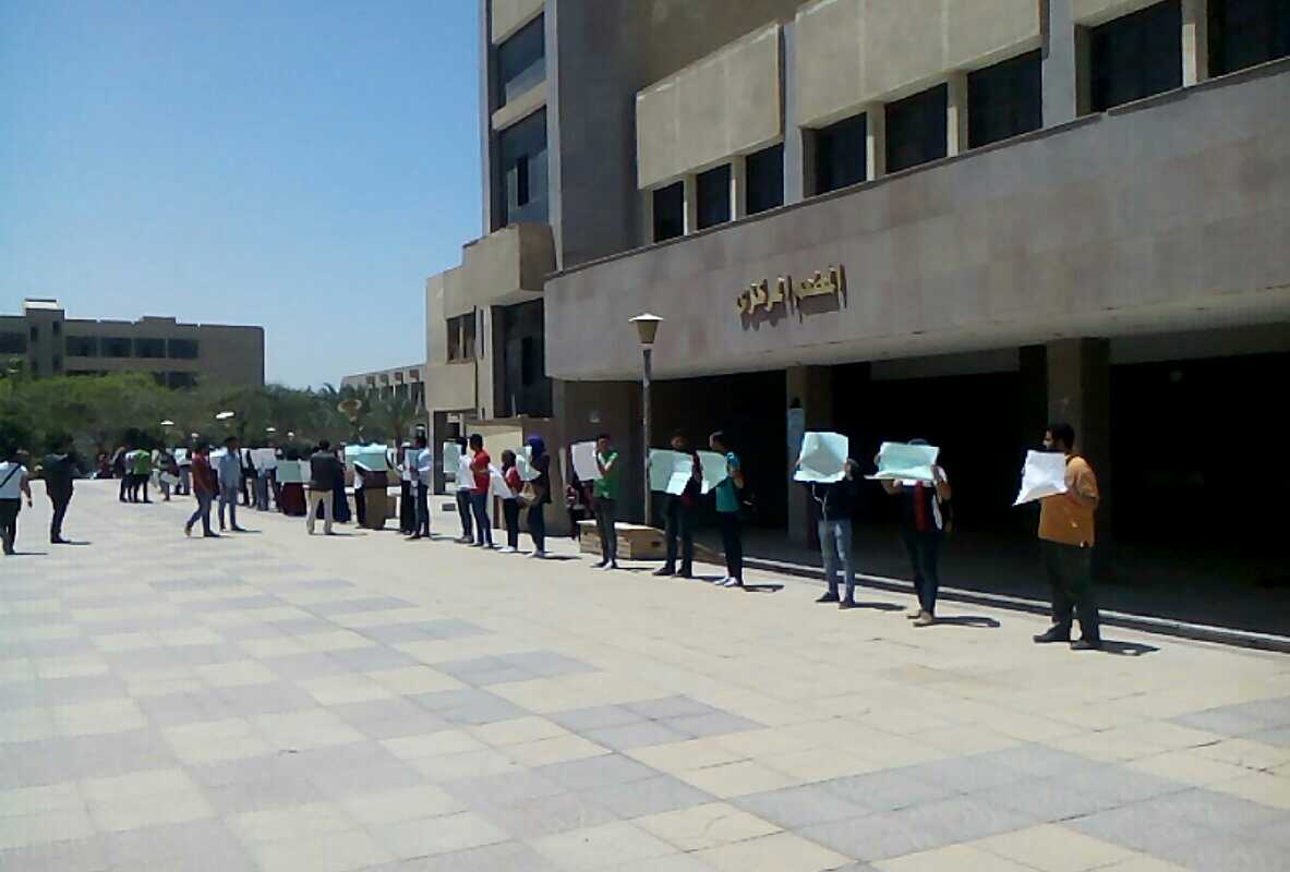 احتجاز 3 طلاب من جامعة حلوان يُنهي فعالية " الأرض مش للبيع "