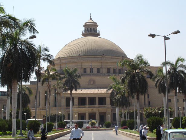 رئيس جامعة القاهرة يتفقد إجراءات الكشف الطبي للطلاب الجدد