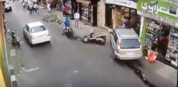 بالفيديو.. كاميرا مراقبة ترصد حادث غريب بمحطة الرمل بالإسكندرية