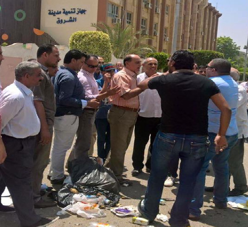 بالصور : سكان الشروق يلقون بالقمامة أمام مقر جهاز المدينة