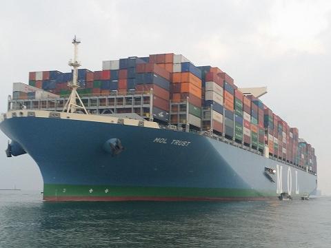 عبور 39 سفينة قناة السويس بحمولة 2.4 مليون طن