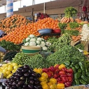 انخفاض في أسعار الخضراوات والفاكهة بأسواق الثلاثاء