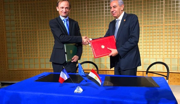 قابيل يوقع اتفاق تعاون مع فرنسا لتوفير عربات متنقلة للشباب
