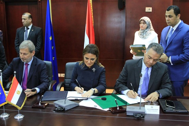 مصر توقع 3 اتفاقيات مع المفوض الأوروبي بقيمة 600 مليون يورو