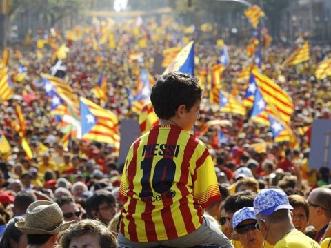 إعلان استقلال كتالونيا يقرب برشلونة من الدورى الفرنسى