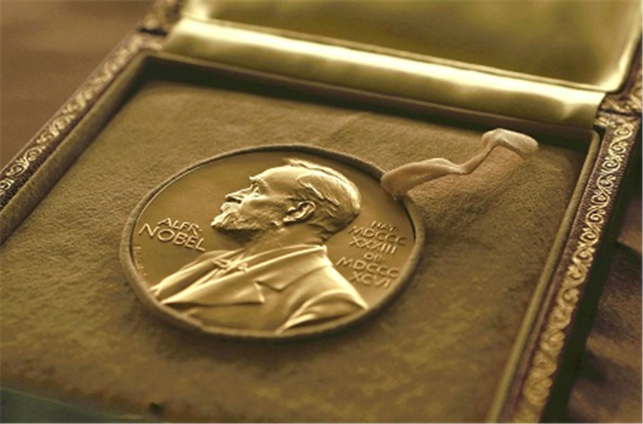 لأعمالهم عن «الفقر».. أمريكيان وفرنسية يتوجون بجائزة نوبل للاقتصاد
