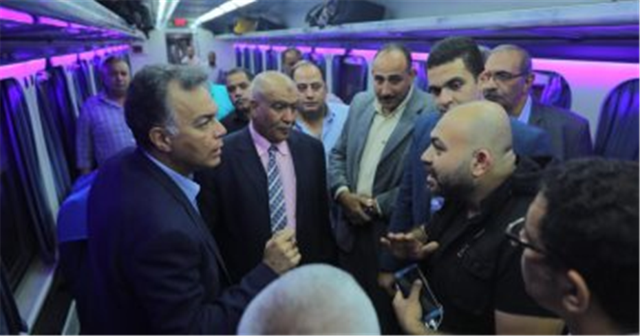 وزير النقل يتابع العمل بمحطة قطارات الأقصر ويستقل كابنية جرار 980