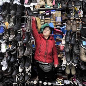 تجار يرصدون حركة مبيعات الأحذية بموسم عيد الأضحى وحتى الآن
