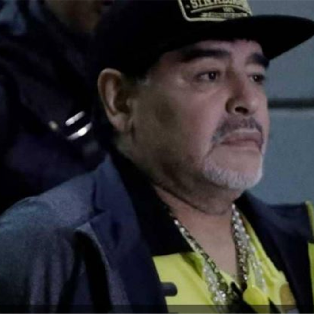 بعد خسارة فريقه .. مارادونا ينهال بالشتائم على جمهور عايره بتعاطي المخدرات