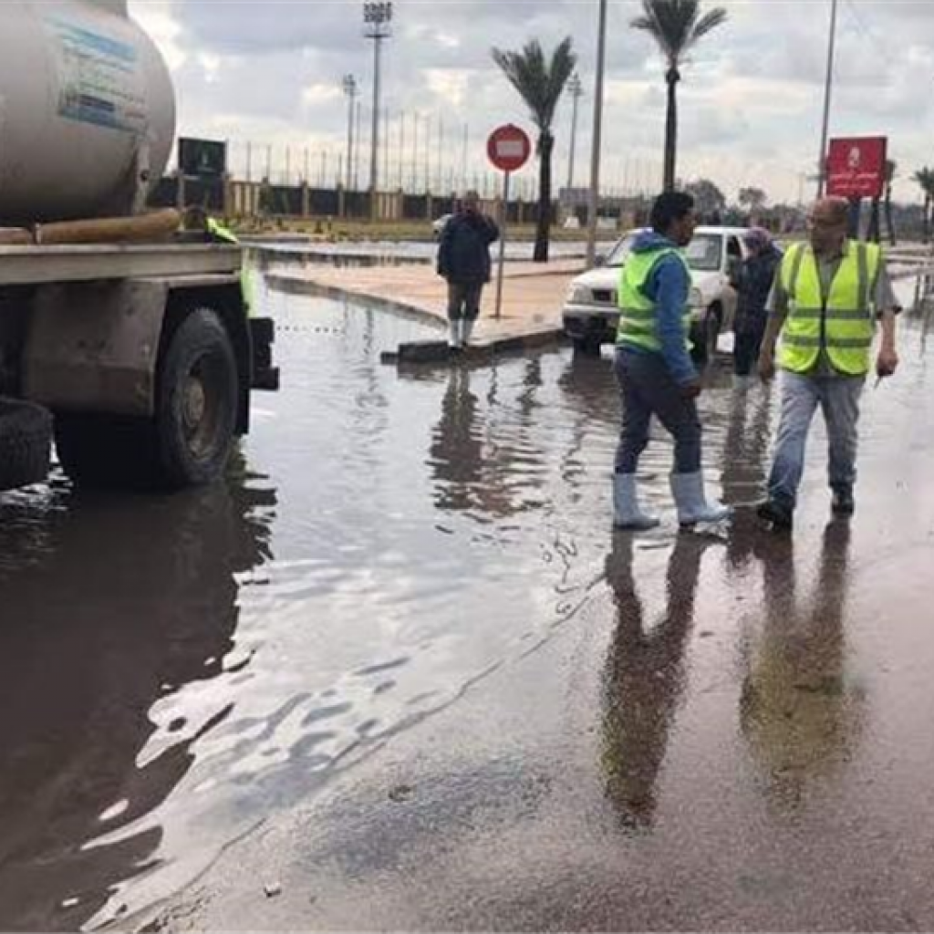 إعادة فتح طريق سيوة مطروح بعد رفع مياه الأمطار