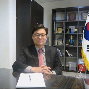 المركز الثقافي الكوري يهدي كتب تعليم اللغة الكورية إلى إحدي المدراس الدولية