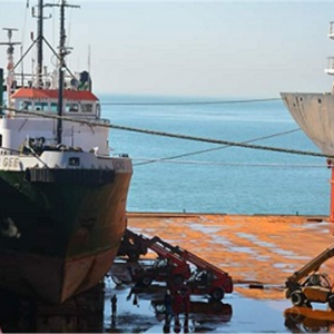 غرق سفينة شحن تقل 750 طن وقود قبالة تونس ومخاوف من تلوث بحري