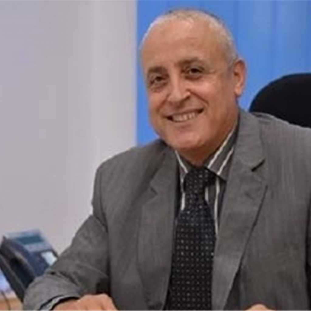 نائب «المجتمعات العمرانية» يتفقد مشروعات تطوير الطرق والمحاور بالقاهرة الجديدة