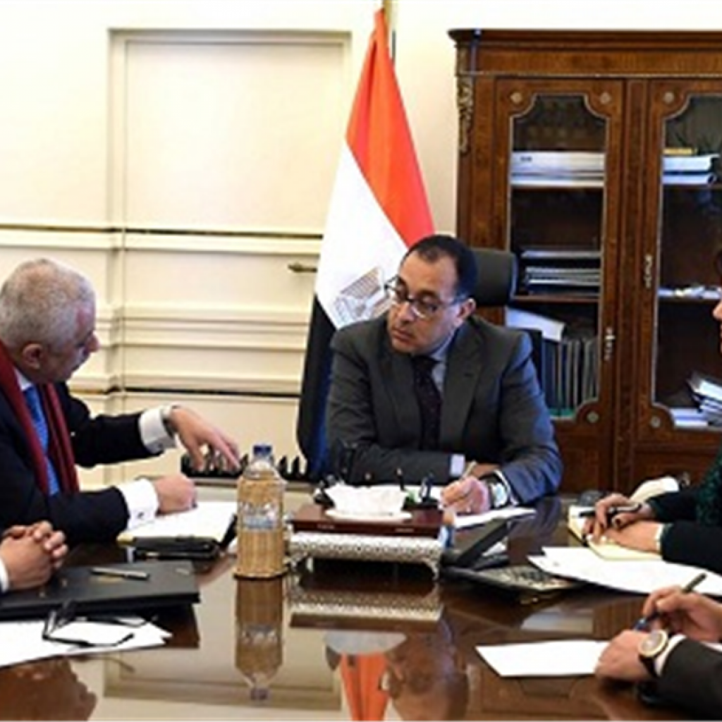 الحكومة تبدأ اجتماعها بتهنئة المصريين والشرطة وفريق كرة اليد