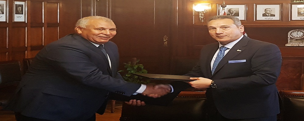 بنك مصر يوقع بروتوكولا مع محافظة الوادي الجديد لإنشاء قرية نموذجية