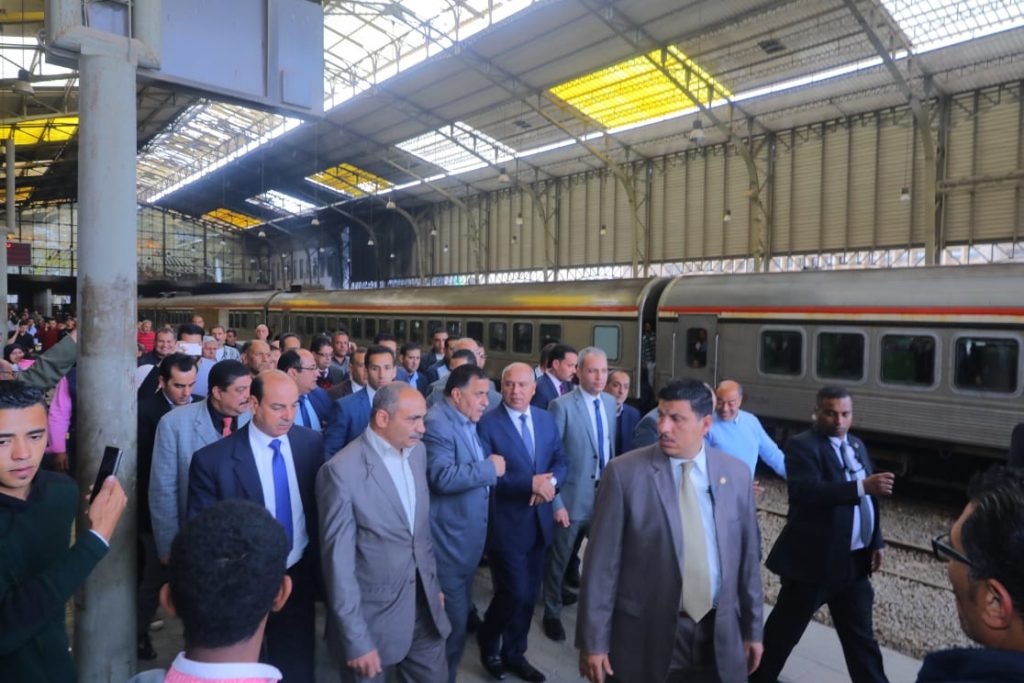 النقل تحقق في انتشار لقم فرامل بجوار قضبان محطة مصر