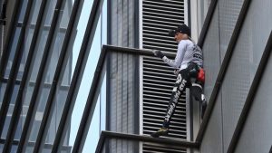 سبايدرمان الفرنسي يتسلق ناطحة سحاب في باريس لجمع 5000 يورو